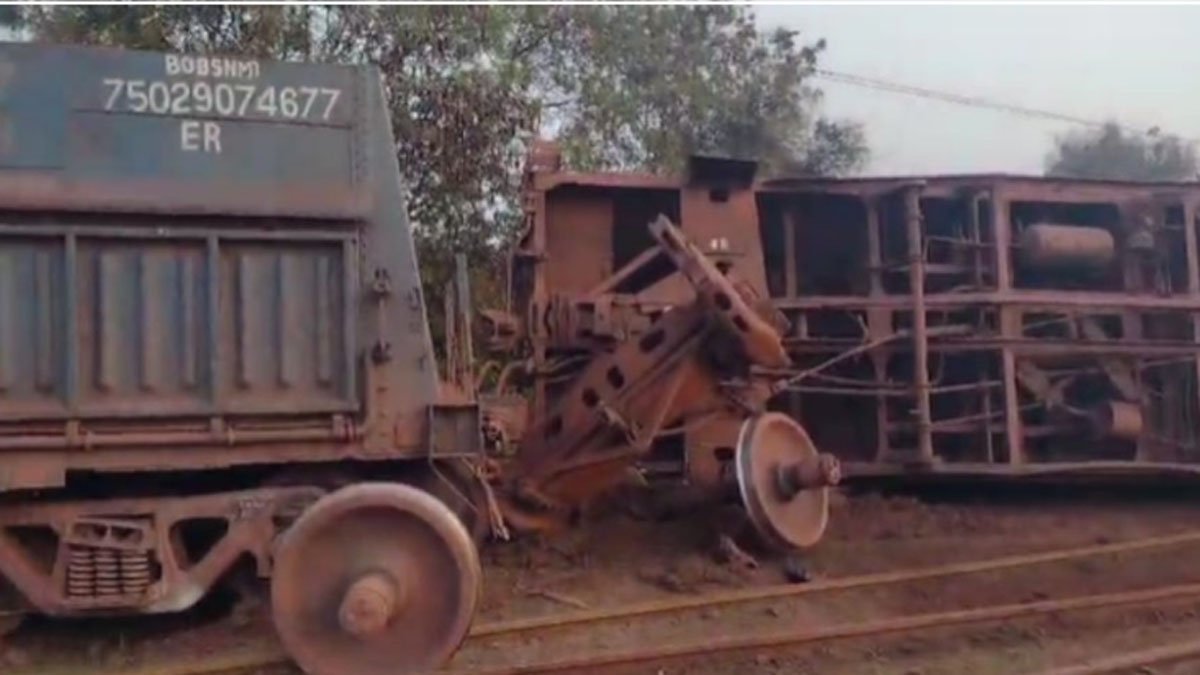 Railway Breaking : दल्लीराजहरा साइडिंग में मालगाड़ी डीरेल, एक डिब्बा पलटा, दो डिब्बे पटरी से उतरे