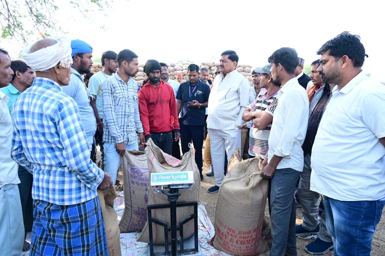 Raipur : खाद्य मंत्री श्री बघेल ने धान खरीदी केंद्र झाल, मुरता, संबलपुर, मारो और गुंजेरा पहुंचकर खरीदी व्यवस्था का लिया जाएजा
