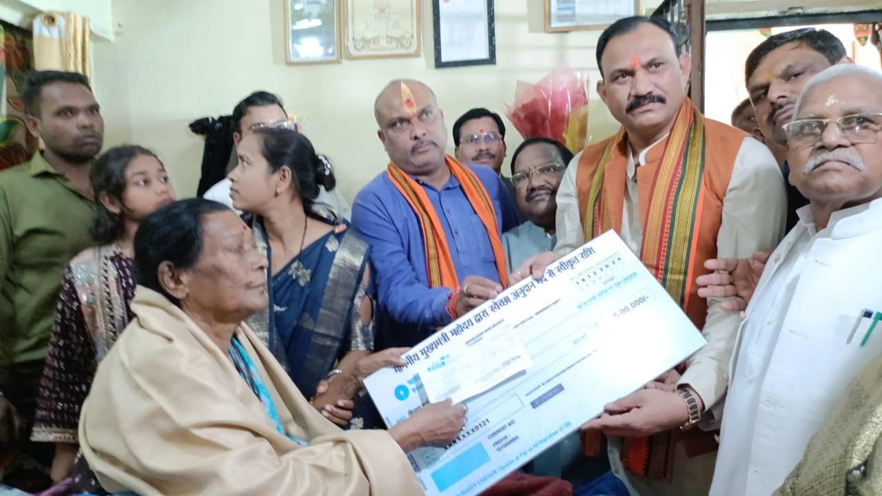शासन द्वारा पद्मविभूषण श्रीमती तीजन बाई को 5 लाख रुपये की आर्थिक सहायता…स्वास्थ्य मंत्री जायसवाल विधायकों के साथ  श्रीमती तीजन बाई से मिलने पहुंचे गनियारी :शॉल और श्रीफल भेंटकर किया सम्मान