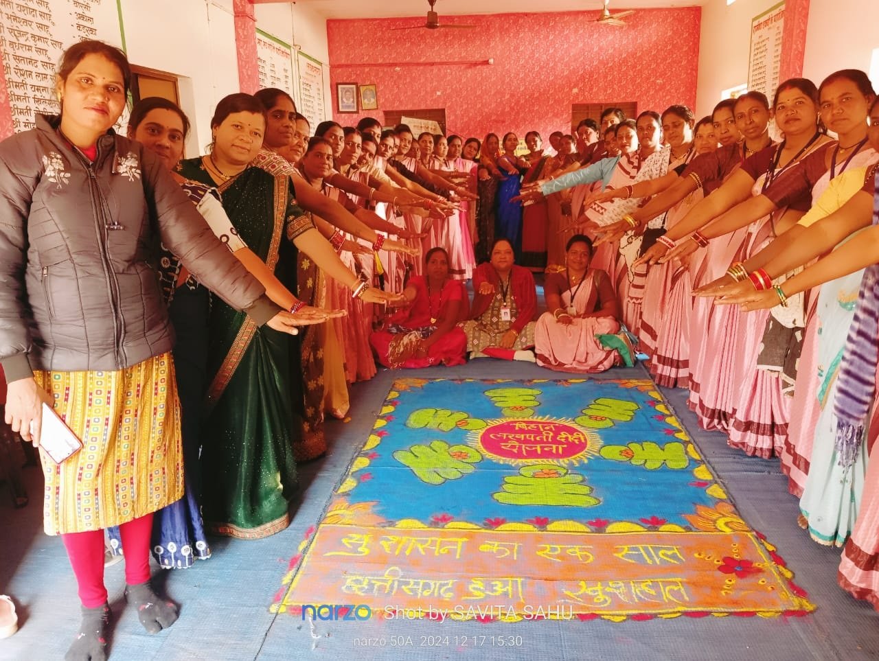 शासन की महत्वकांक्षी योजनाओं को रंगोली के माध्यम से प्रदर्शित करके सुशासन का एक वर्ष मनाया