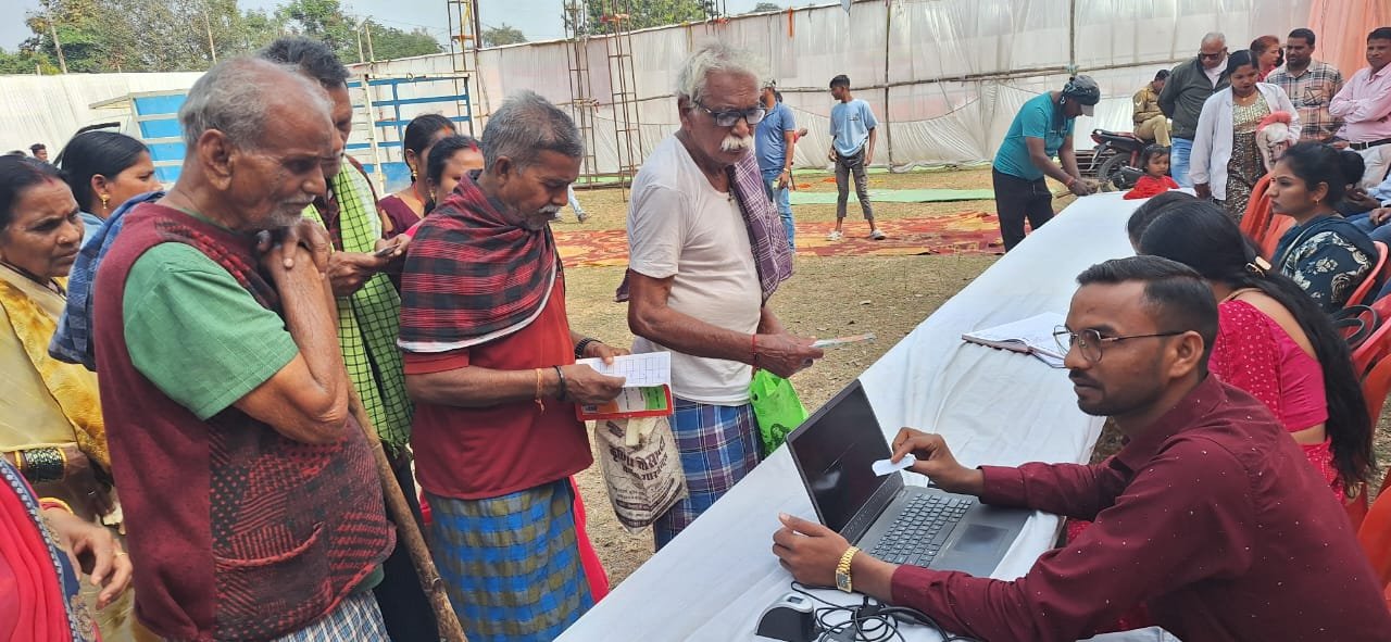 रायपुर : वय वंदन योजनाः बुजुर्गाे को मिल रही विशेष स्वास्थ्य सहायता, विशेष शिविर का आयोजन कर बनाए जा रहे कार्ड