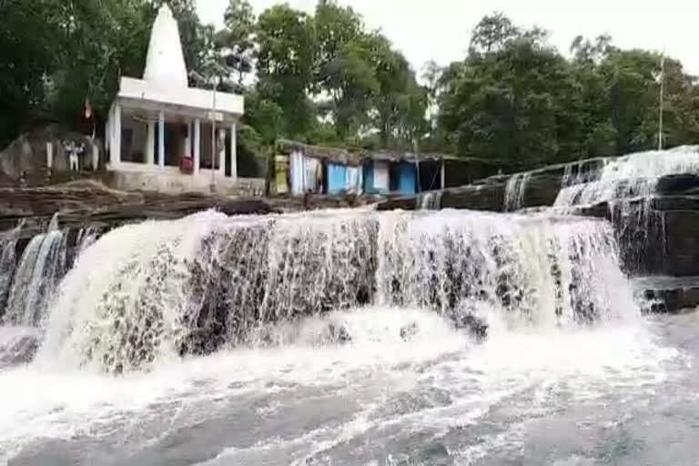 रायपुर : मन को तरोताजा कर देगी हरी-भरी वादियों में बहने वाली नरहरा जलप्रपात