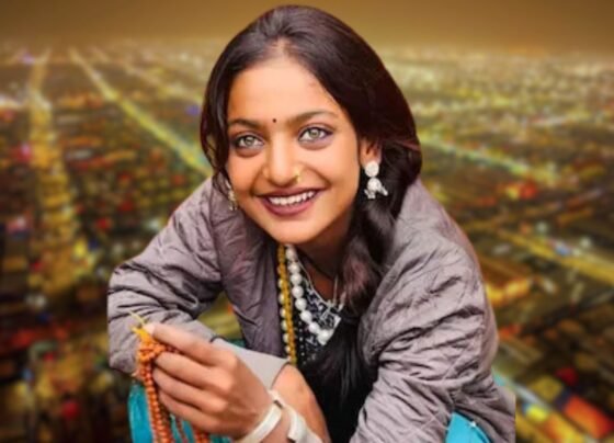 Maha Kumbh Viral Girl Monalisa