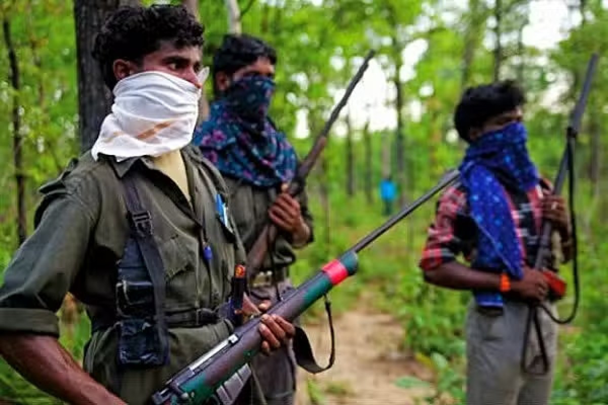 CG Naxal News: छत्तीसगढ़ में एक बार फिर नक्सली वारदात, ग्रामीण को उतारा मौत के घाट, गांव के बाहर फेंका शव