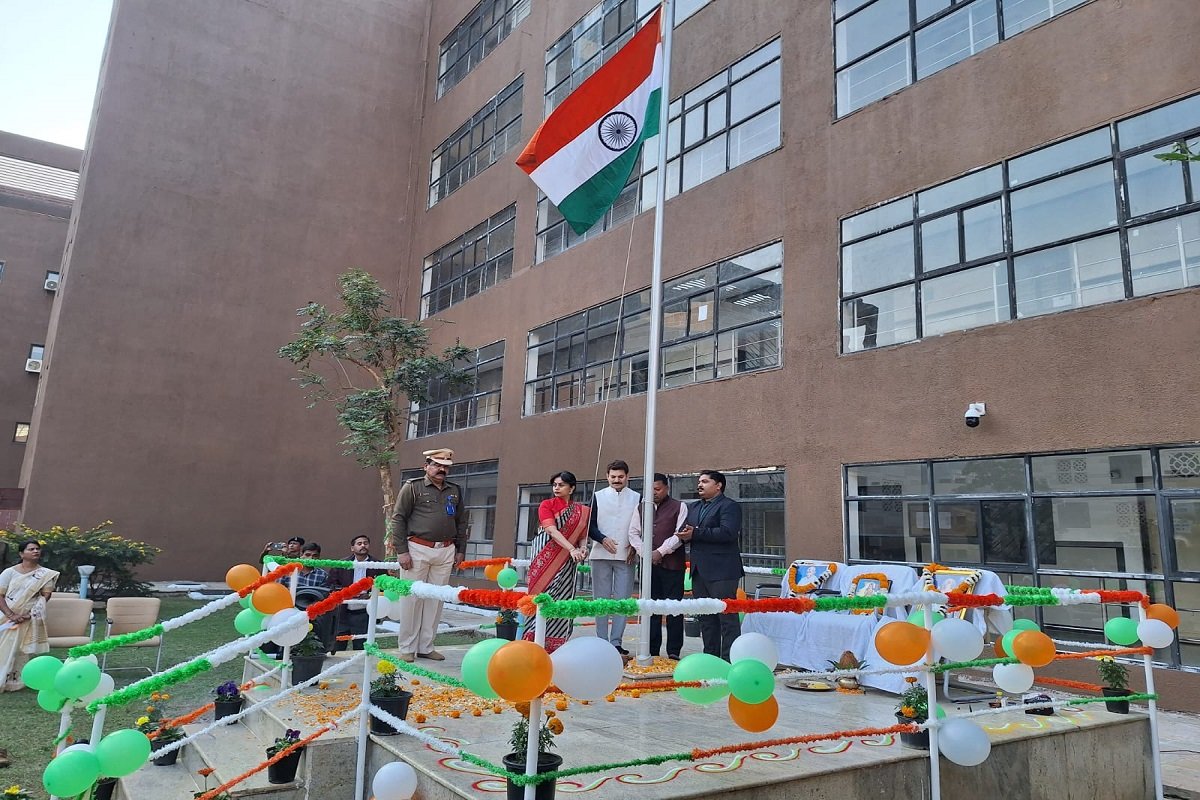 Republic Day at Indravati Bhavan: इंद्रावती भवन में शान से लहराया तिरंगा, नोडल अधिकारी डॉ. प्रियंका शुक्ला ने किया ध्वजारोहण