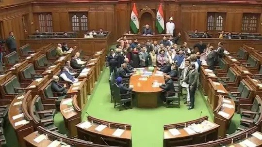 Delhi Assembly Session: LG के अभिभाषण के दौरान AAP विधायकों का हंगामा, स्पीकर ने आतिशी सहित सभी को किया बाहर