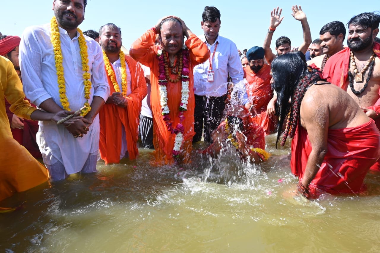 CM Sai in Mahakumbh: मंत्रिमंडल के सदस्यों के साथ महाकुंभ पहुंचे सीएम विष्णु देव साय, त्रिवेणी संगम में पुण्य स्नान कर की सुख-समृद्धि की कामना