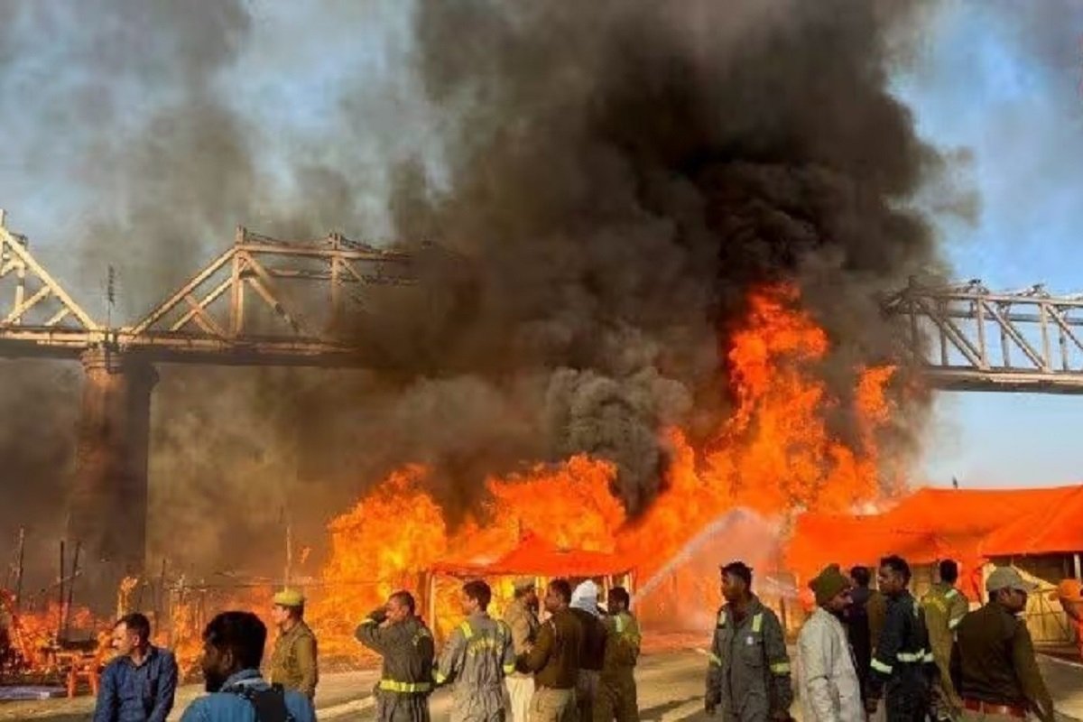 Mahakumbh Mela Fire: महाकुंभ के सेक्टर 8 लगी भीषण आग, मौके पर पहुंची फायर बाइक की टीम