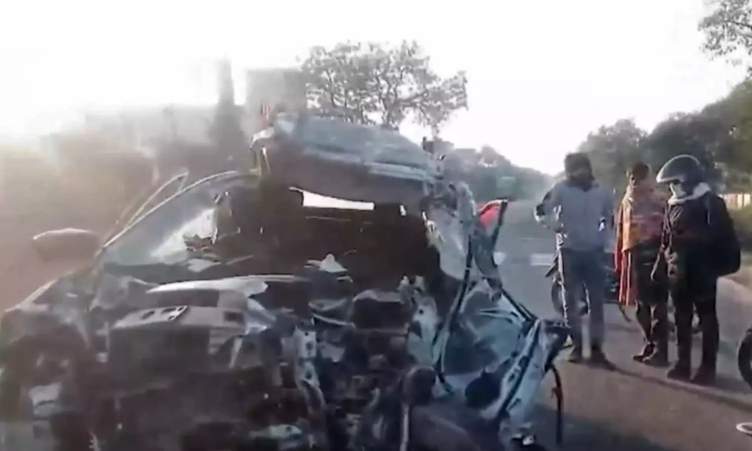 MP Accident News: नर्मदापुरम – इटारसी हाईवे पर तेज रफ्तार कार और डंपर की टक्कर, शादी में जा रहे 3 लोगों की मौत