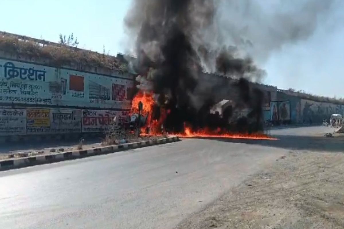 Accident VIDEO: चलते ट्रेलर में लगी भीषण आग, जिंदा जला ड्राइवर, मंजर देख कांप उठे लोग