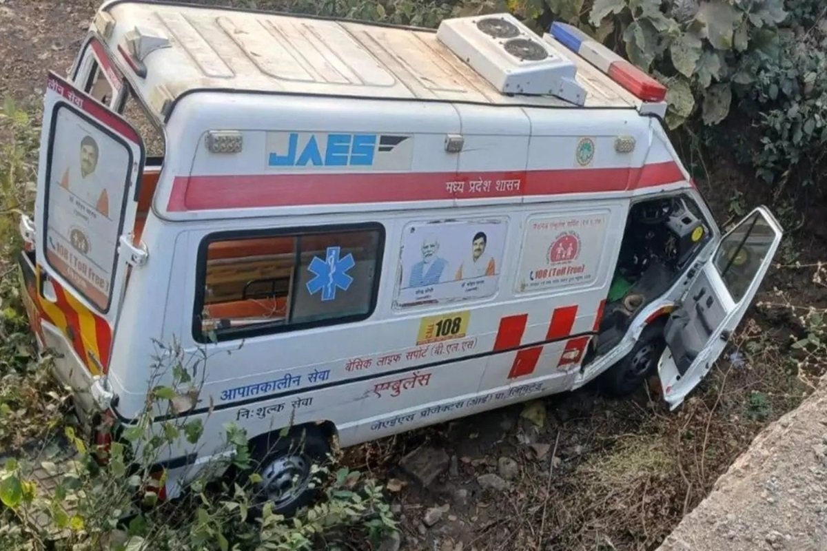 MP News : तेज रफ्तार डंपर ने एंबुलेंस को मारा कट, अनियंत्रित होकर पलटी; मरीज समेत दो की मौत