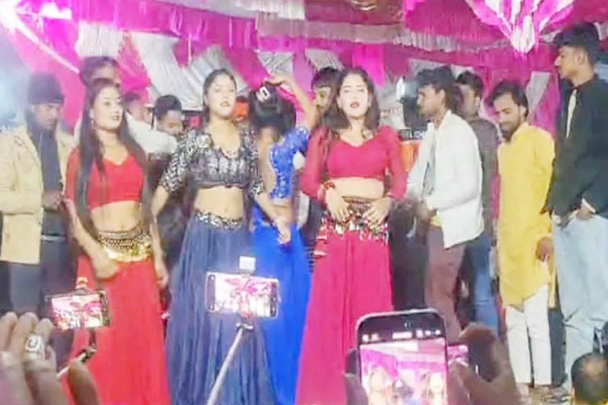 Bar Dancers in Primary School: प्राइमरी स्‍कूल में हो रहा था ये अश्‍लील काम, मजा ले रहा था प्रधान पाठक, अब हो गई ये बड़ी कार्रवाई