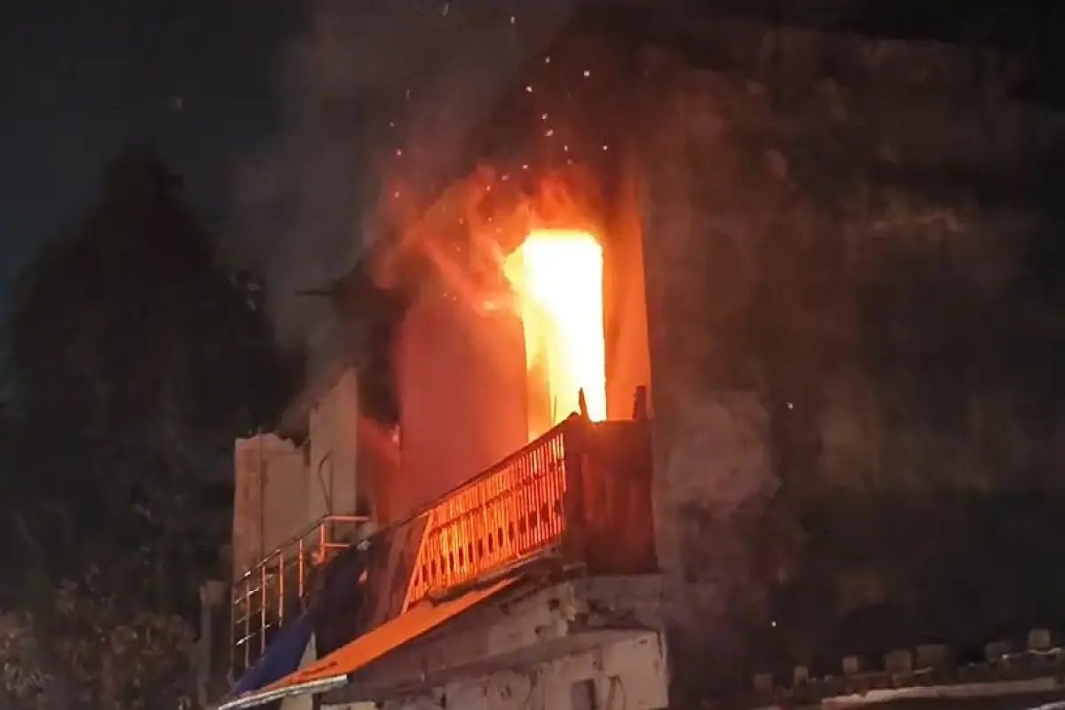 Raipur Fire News: रायपुर में बड़ा हादसा, देखते ही देखते आग का गोला बना घर, 5 मिनट के अंदर 2 धमाके, वीडियो देख रह जाएंगे हैरान