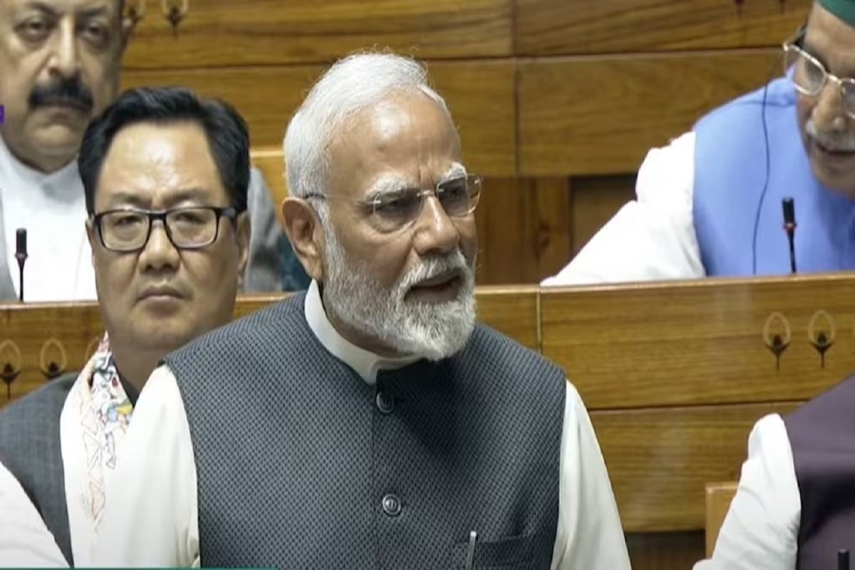 लोकसभा में राहुल पर पीएम मोदी का निशाना, कहा- जो झुग्गियों में फोटोशूट कराते हैं उन्हें गरीबी पर बात करना बोरिंग लगता है