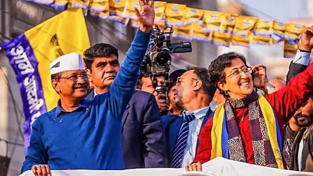 दिल्ली की हार के बाद केजरीवाल के लिए गुजरात से आई खुशखबरी, कई सीटों पर AAP की जीत