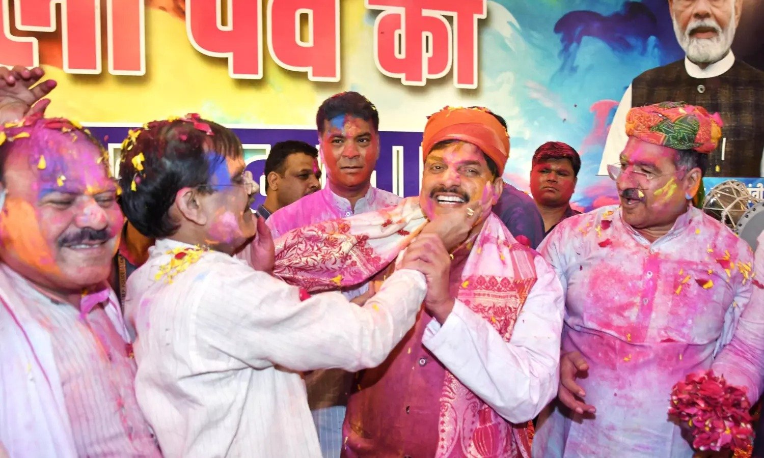 Holi 2025: सीएम आवास में मनाई गई होली, अबीर में रंगे दिखे CM मोहन यादव