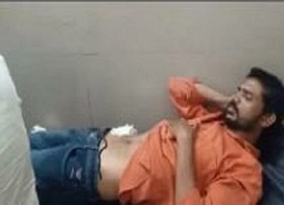 A young man suffering from stomach pain performed the operation himself after watching YouTube
