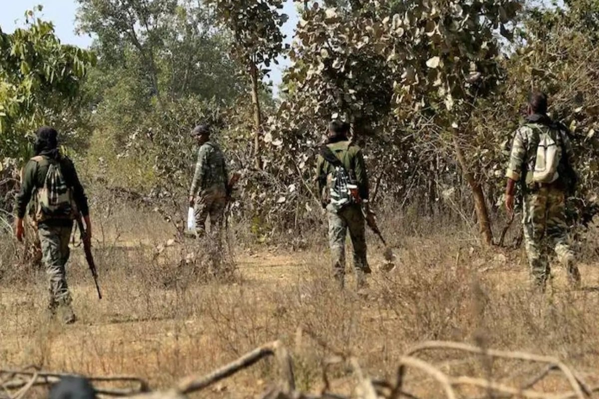 CG Naxal Encounter: दंतेवाड़ा और बीजापुर`में नक्सल मुठभेड़, तीन माओवादी ढेर