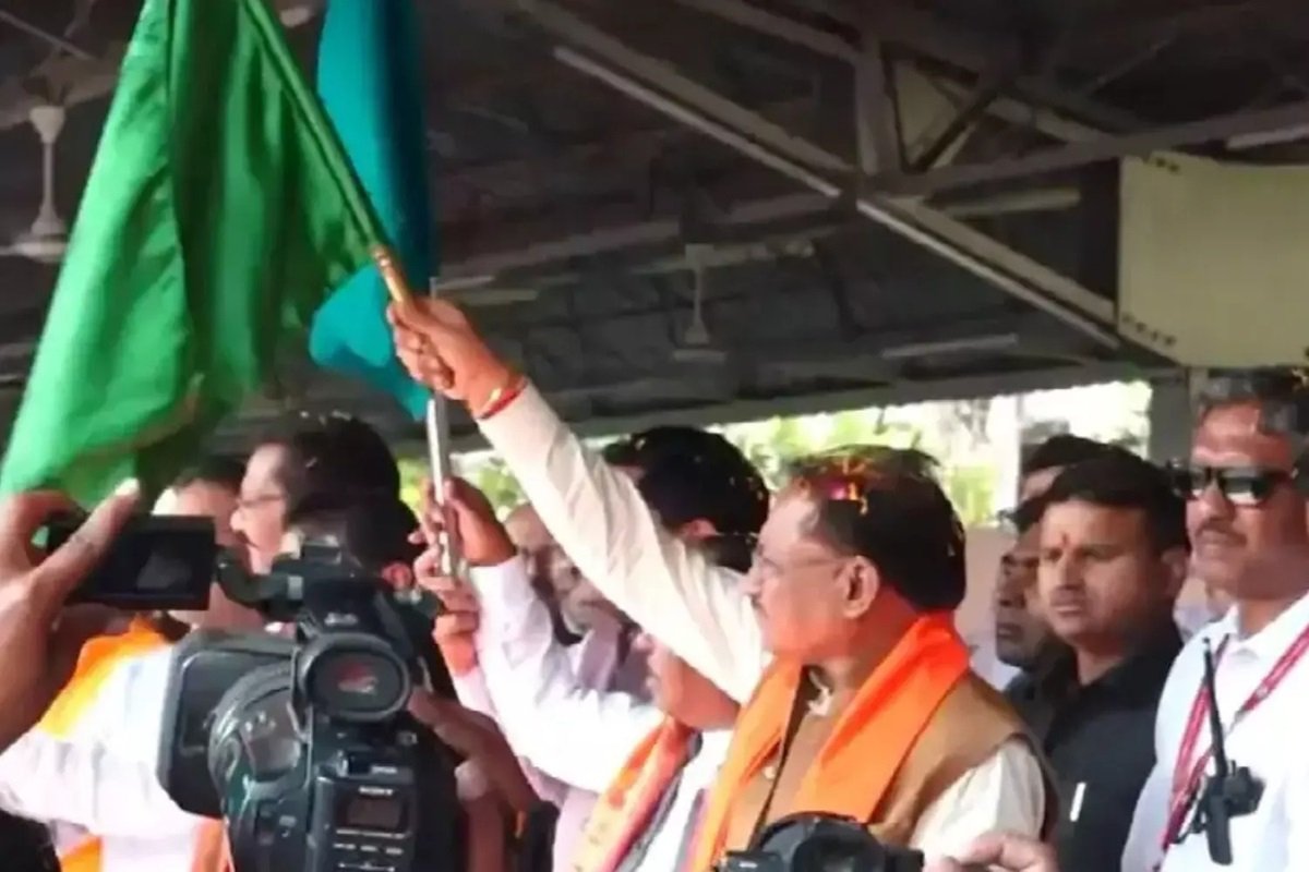 छत्‍तीसगढ़ तीर्थ दर्शन योजना: सीएम साय ने ट्रेन को दिखाई हरी झंडी, कहा – संवेदनशील सरकार की पहल