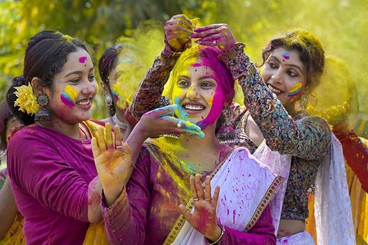 Holi 2025: होली किस तारीख को है? जानें सही तिथि और होलिका दहन का मुहूर्त