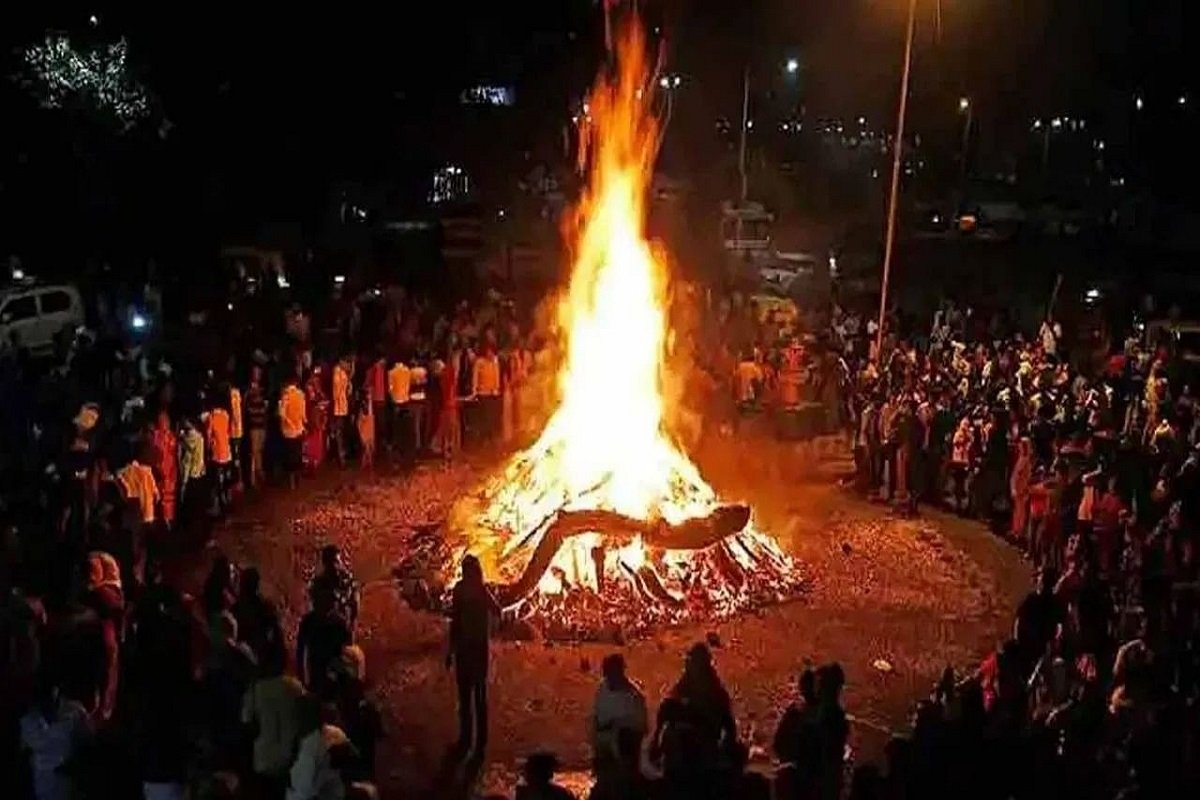 Holika Dahan 2025 Upay: होलिका दहन के दिन राशिनुसार अग्नि में डालें ये चीजें, दूर होगी नकारात्मक ऊर्जा, जीवन में आएगी खुशियां