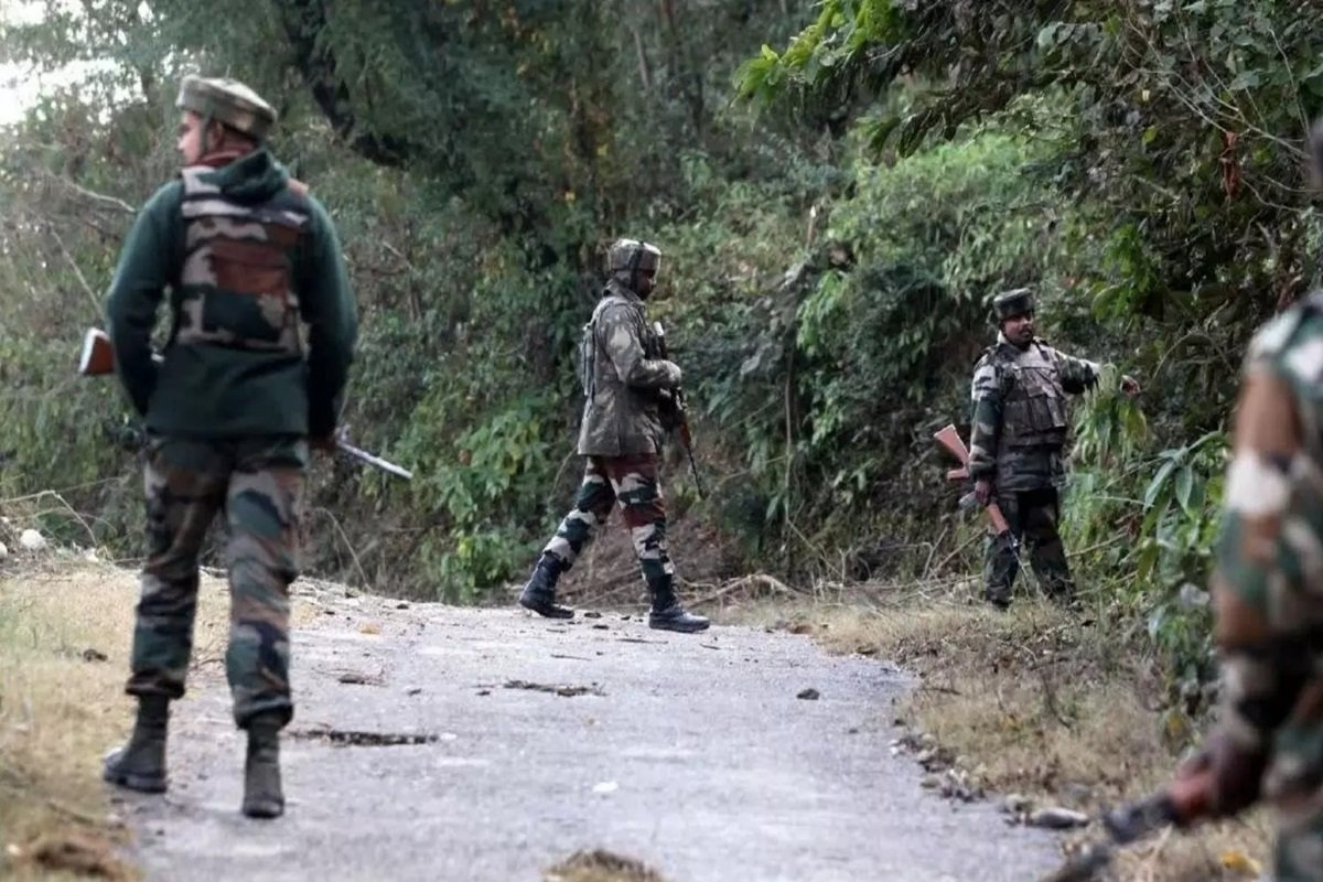 Jammu & Kashmir : कुपवाड़ा में सुरक्षाबलों और आतंकियों के बीच मुठभेड़, दो से तीन आतंकी घेरे में