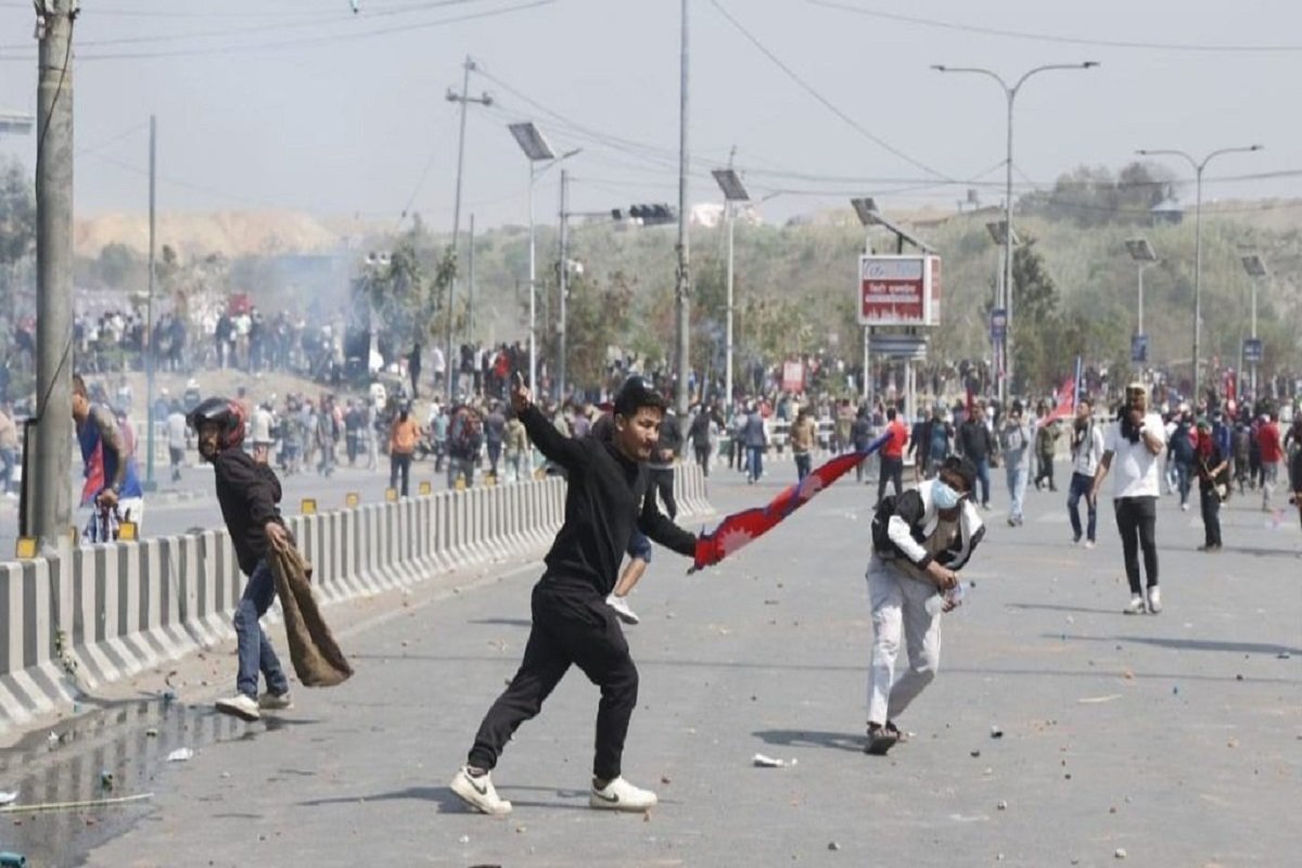Nepal Protest : नेपाल में राजशाही बहाल करने की मांग को लेकर मचा बवाल, 3 इलाकों में लगा कर्फ्यू, सड़क पर उतरी सेना