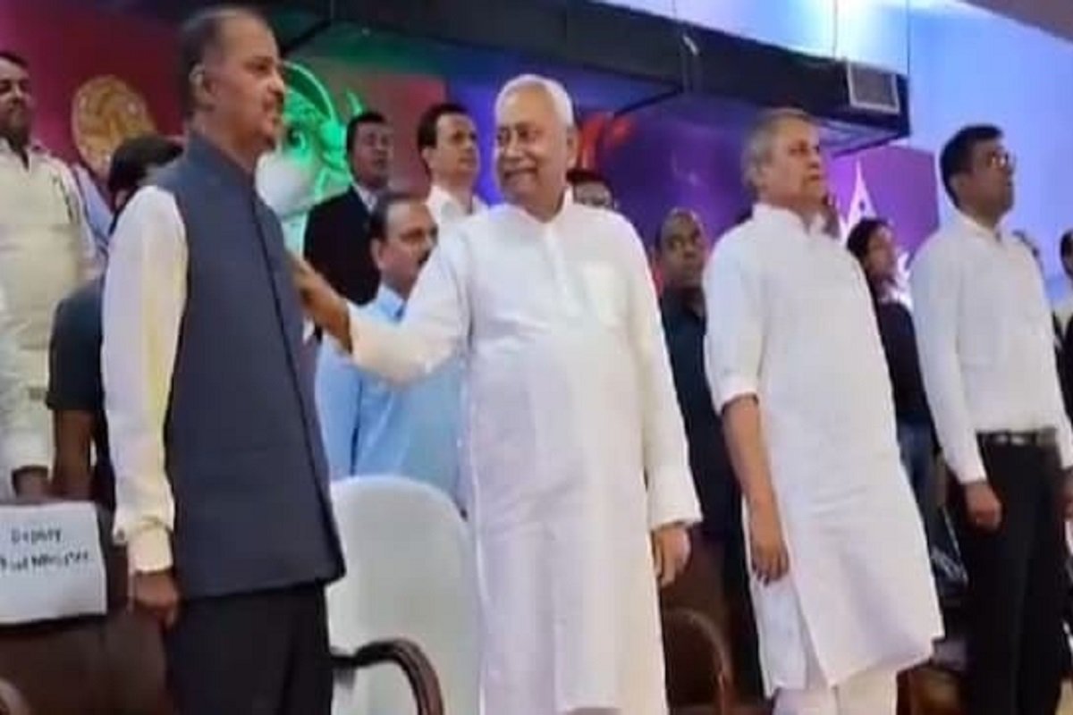सीएम नीतीश कुमार फिर विवादों में! राष्ट्रगान के दौरान हंसने लगे, अजीबोगरीब इशारे से सभी रह गए हैरान