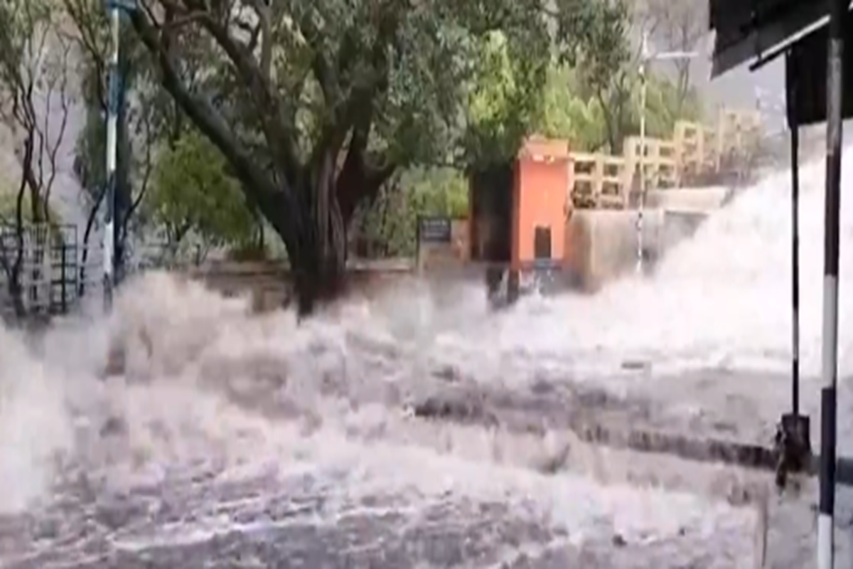तमिलनाडु में भारी बारिश से हाहाकार! कोर्टालम वॉटर फॉल को किया गया बंद, पर्यटकों के लिए चेतावनी जारी
