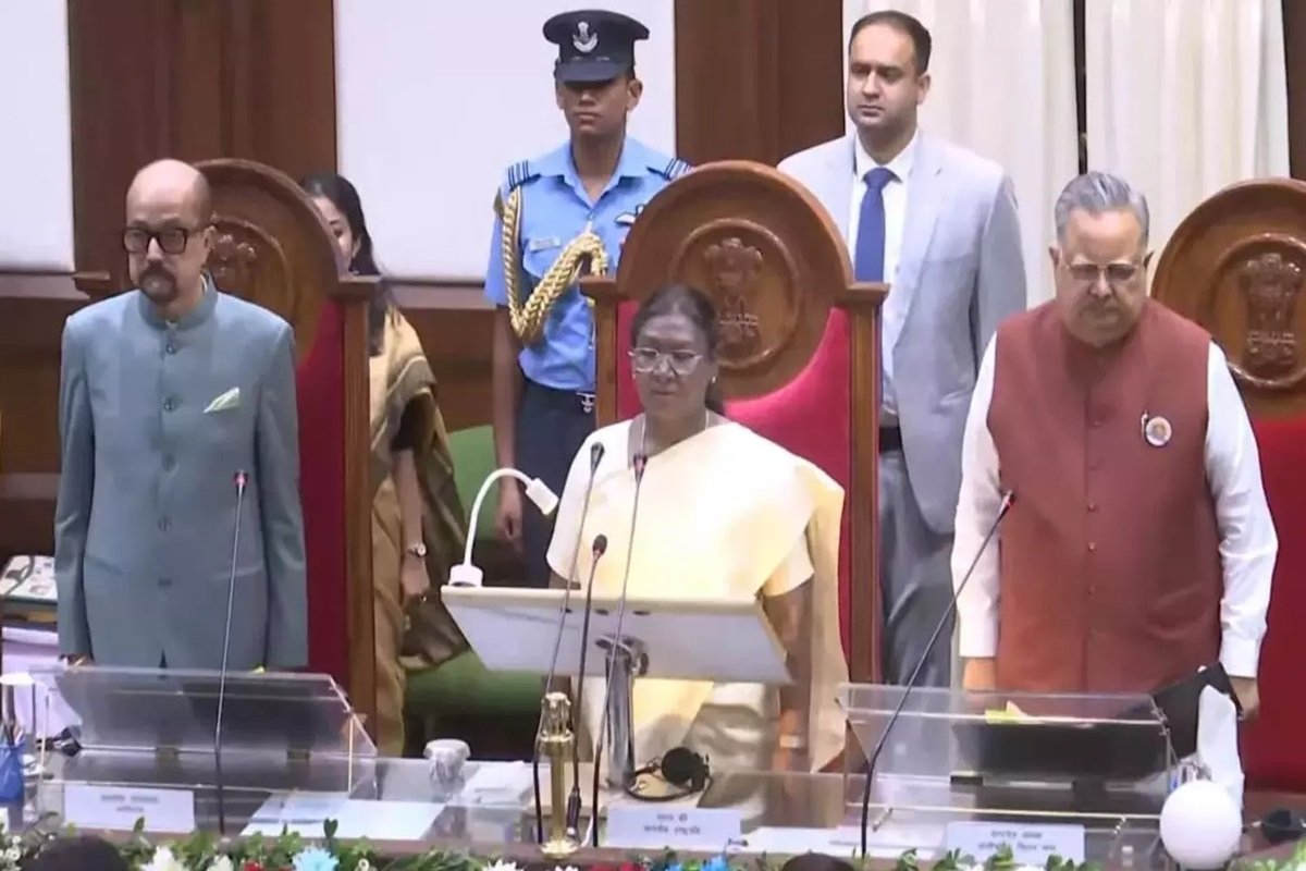 रायपुर पहुंची राष्ट्रपति द्रौपदी मुर्मू, विधानसभा के रजत जयंती समारोह में हुई शामिल