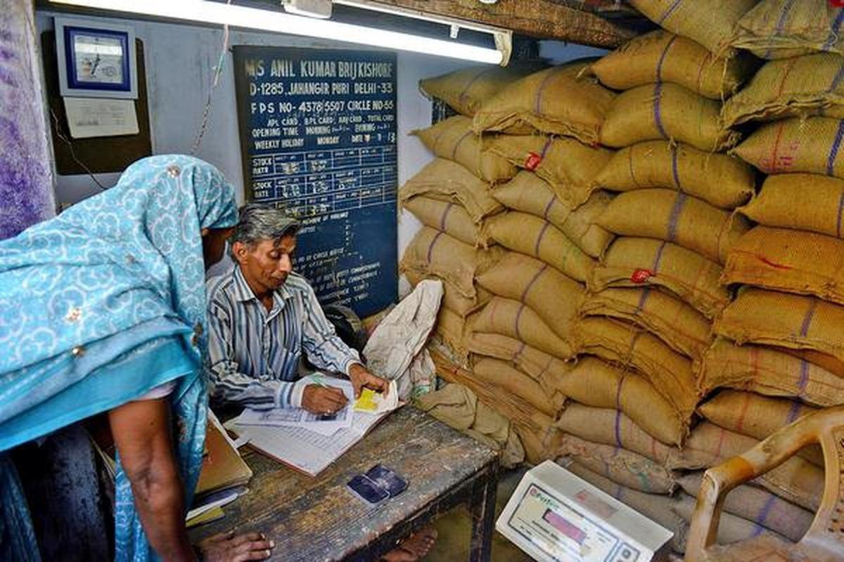 राशन पाने वाले 3 लाख कार्ड धारकों को झटका, इन लोगों को नहीं मिल सकेगा फ्री में गेहूं-चावल