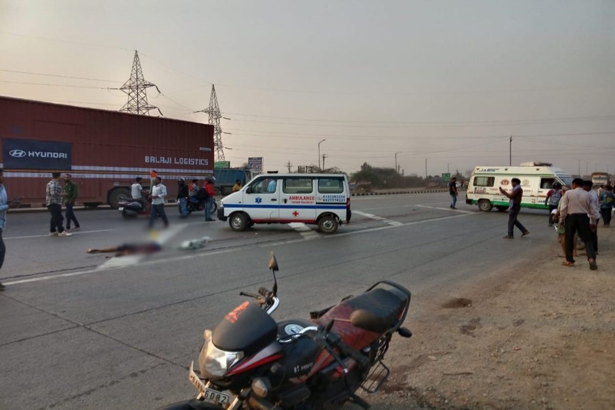 CG Road Accident News : तेज रफ्तार ट्रक ने बाइक सवार को रौंदा, शरीर के हुए दो दुकड़े