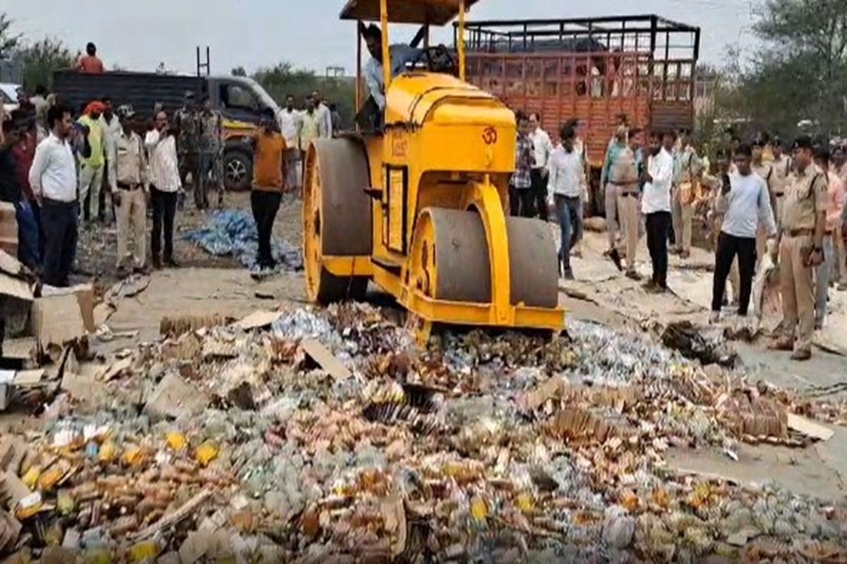 CG News: सड़क पर पानी की तरह बहने लगी 1.89 करोड़ की अवैध शराब, नजारा देख लोग बोले…