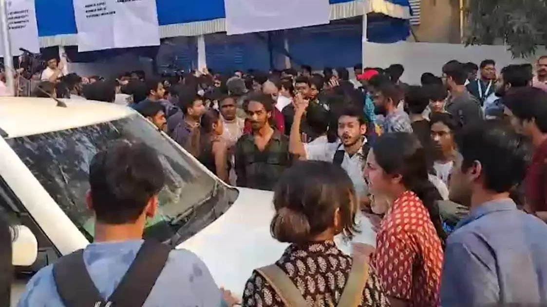 जादवपुर यूनिवर्सिटी में बवाल, छात्रों ने बंगाल के शिक्षा मंत्री की गाड़ी तोड़ी, दो घंटे तक बनाए रखा बंधक