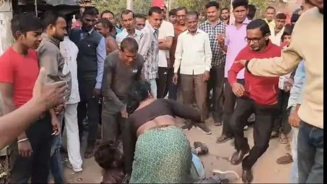 बीच सड़क पर पत्नी ने प्रेमी संग मिलकर पति को पीटा, भीड़ ने भी हाथ साफ किया