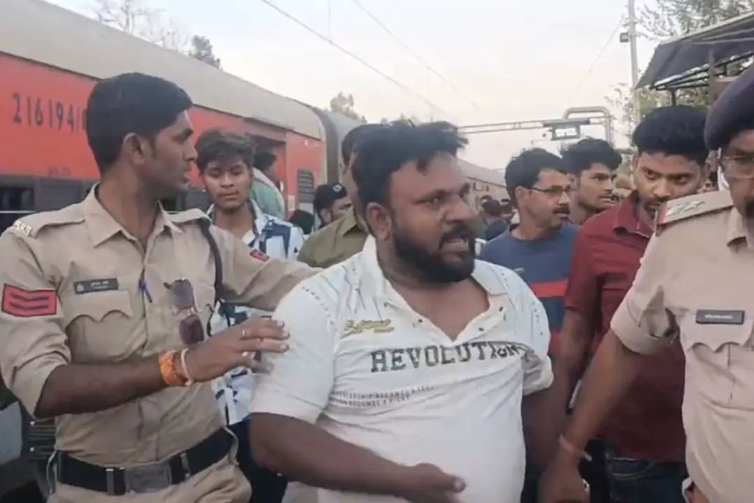 ट्रेन में साथ जा रहे थे 25 लोग, GRP को हो गया शक, पूछा- कहां जा रहे हो? जगह का नाम सुनते ही उड़े होश