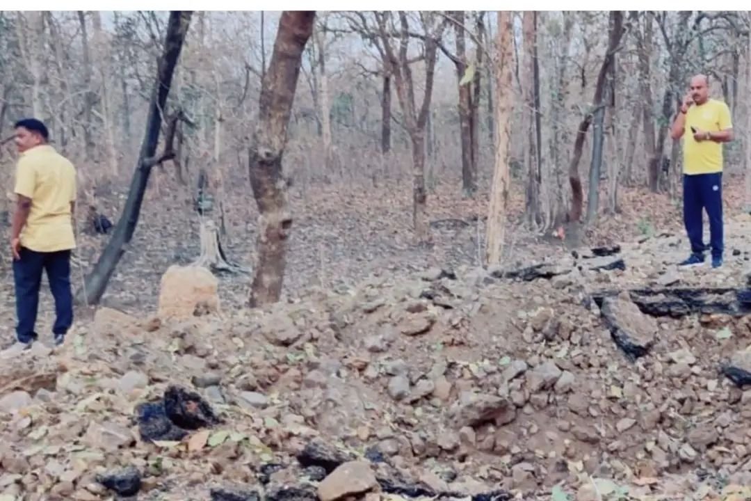 बीजापुर में नक्‍सली हमला, नेशनल हाइवे में विस्‍फोट कर वाहन को उड़ाया, कई जवान बुरी तरह घायल