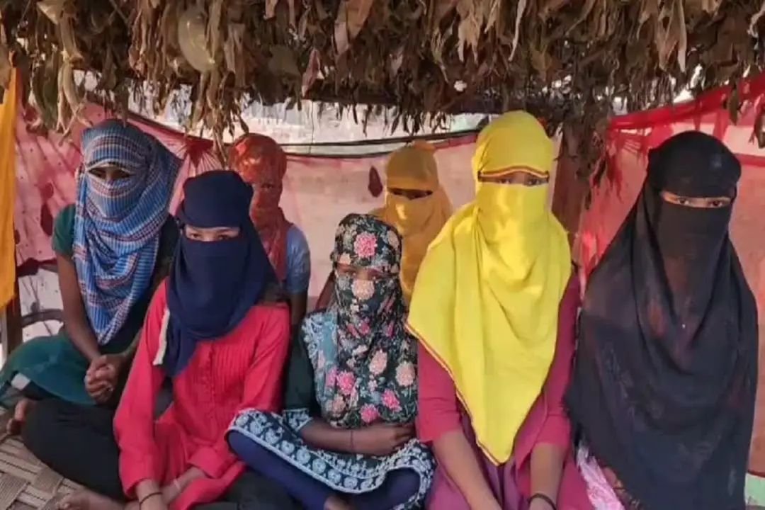 CG News: छात्राओं से छेड़खानी करता था शिक्षक, छोटी-छोटी बच्चियों ने इस तरह अश्लील हरकतों की खोली पोल