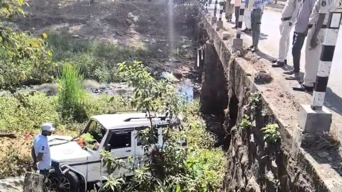 CG Road Accident : पीएम मोदी के कार्यक्रम में लोगों को ले जा रही बोलेरो पुल के नीचे गिरी, दो की मौत, 7 घायल