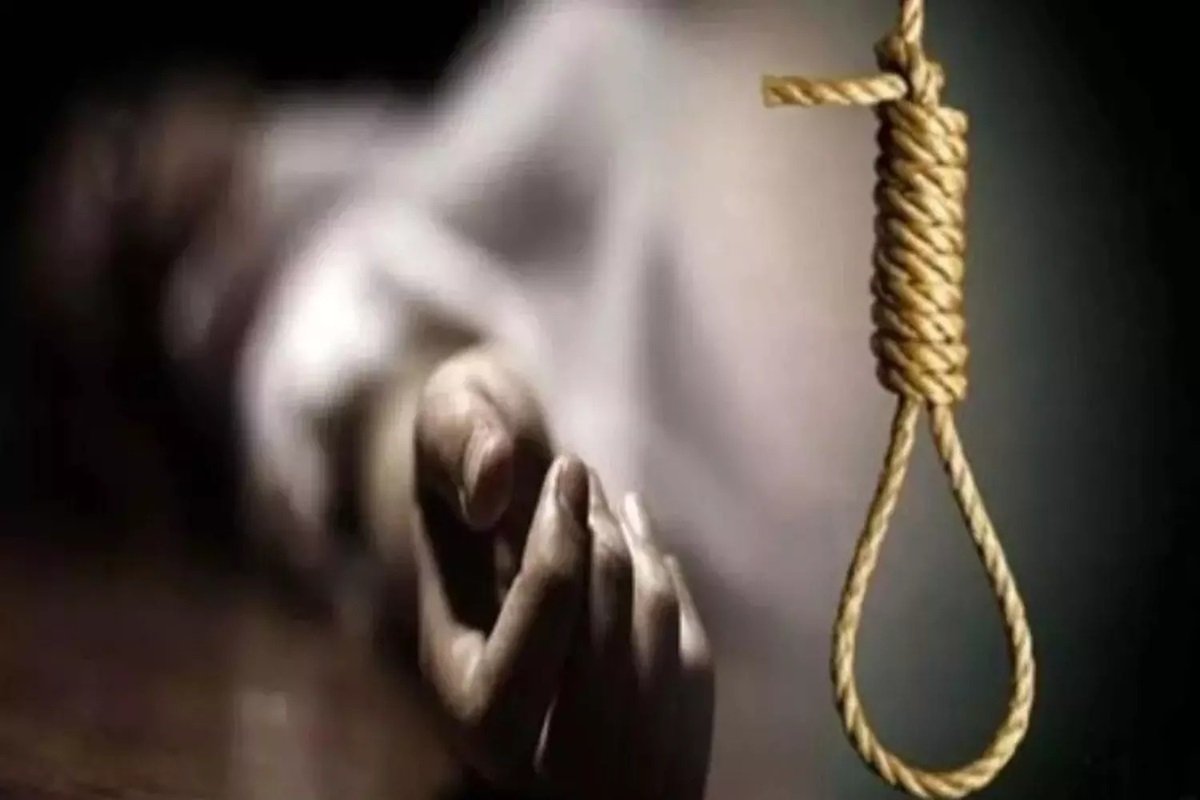 Chhattisgarh News : 9वीं क्लास के स्टूडेंट ने की खुदकुशी, परिजनों ने मोबाइल चलाने पर लगाई थी डांट