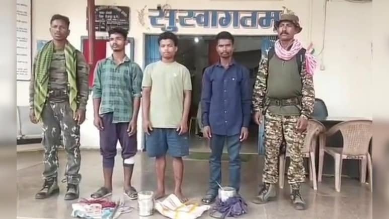 बीजापुर में सुरक्षाबलों ने दिया नक्सलियों को तगड़ा झटका, विस्फोटक के साथ 4 माओवादियों को पकड़ा