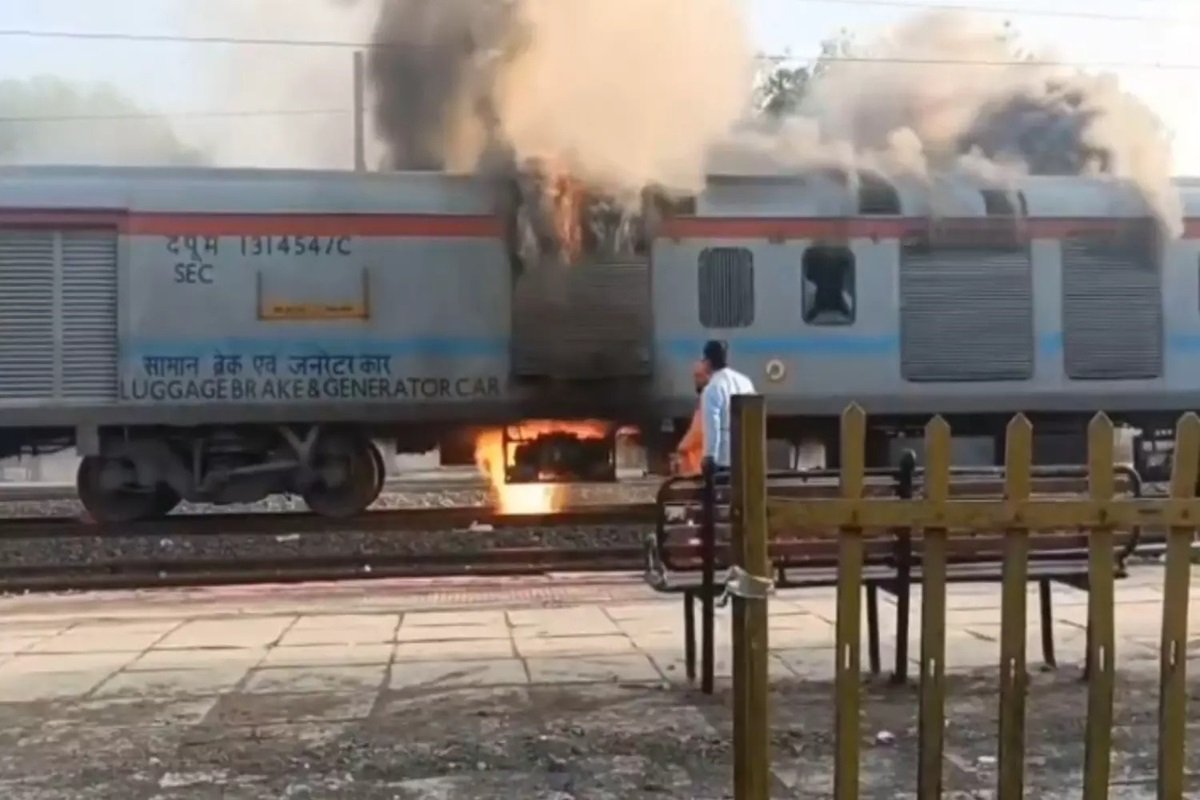 बिलासपुर-बीकानेर एक्सप्रेस ट्रेन में लगी आग, कोच को अलग कर बचाई यात्रियों की जान