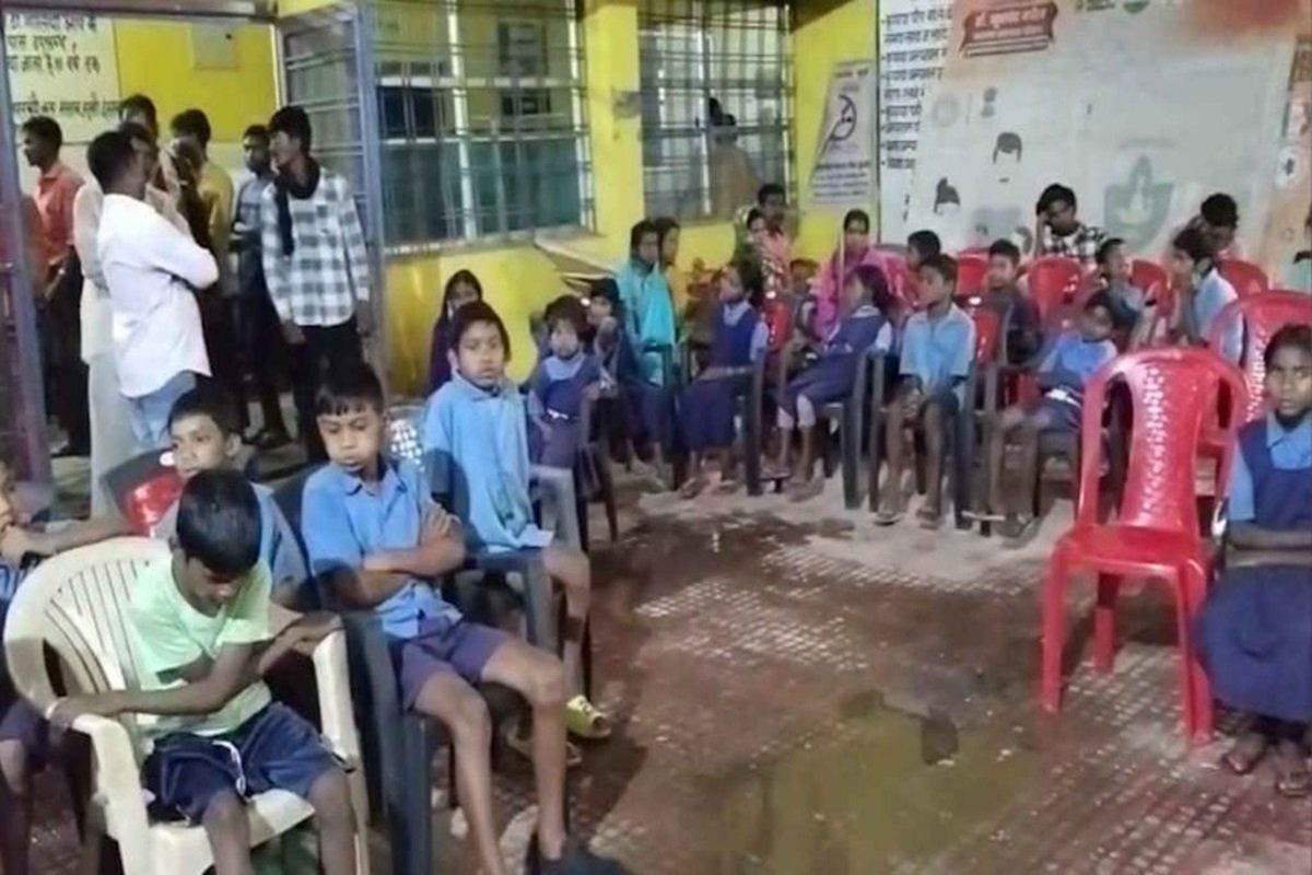 Chhattisgarh News : सरकारी स्कूल में मध्यान्ह भोजन में गिरी छिपकली, 70 बच्चे बीमार, सभी बच्चों को अस्पताल में कराया गया भर्ती