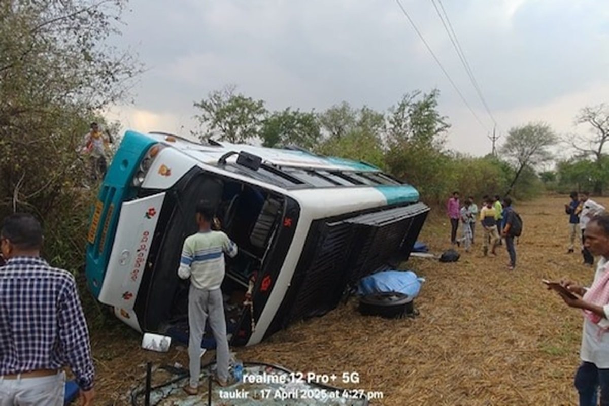 गरियाबंद में तूफान के दौरान बीच सड़क पर लहराते हुए पलट गई बस, नारायणपुर में भी बड़ा हादसा, करीब 20 यात्री घायल