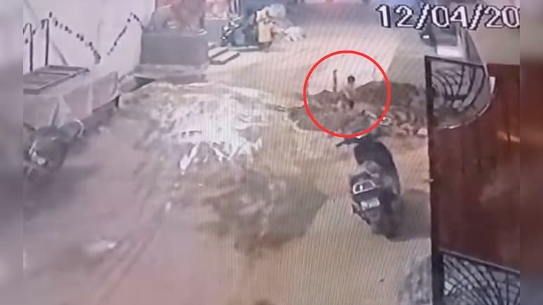 रायपुर नगर निगम की बड़ी लापरवाही! गड्ढे में गिरा बच्चा, CCTV में कैद हुई घटना