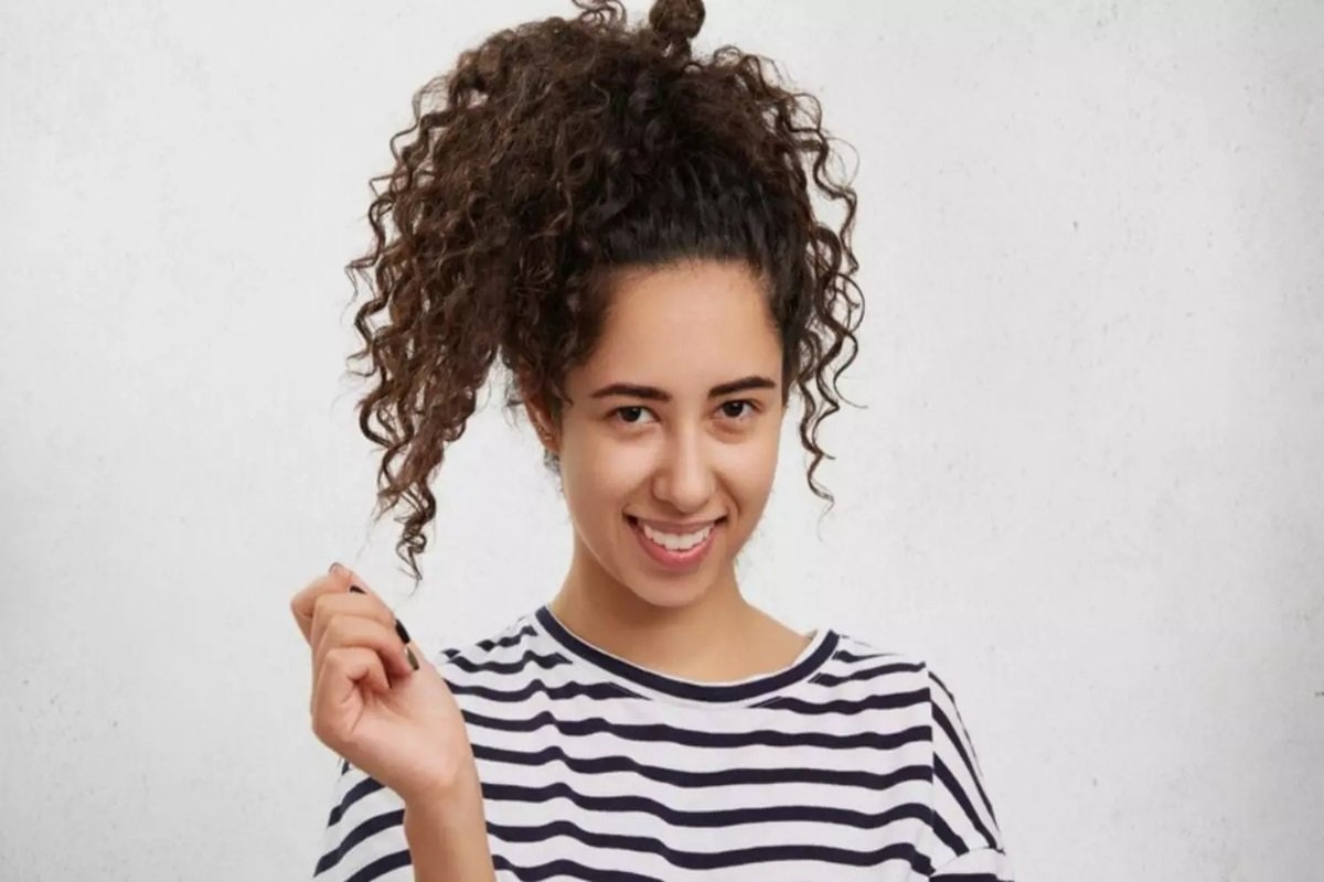 Curly Hair Tips: कर्ली बालों का गर्मियों में कैसे रखें ध्यान, जानें क्या अपनाएं टिप्स, यहां है पूरी डिटेल्स