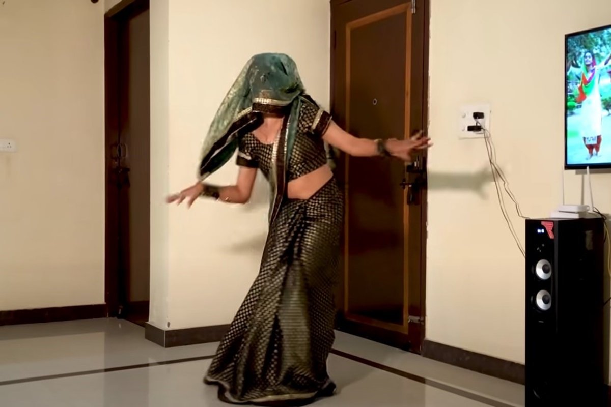 Desi Bhabhi Dance Video: देसी भाभी ने घूंघट में हरियाणवी गाने पर जोरदार मटकाई कमर, डांस वीडियो देख लोग हुए दीवाने