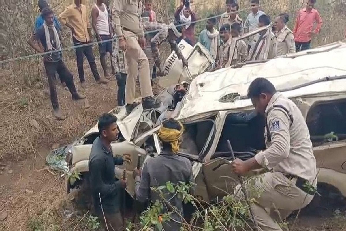 दर्दनाक हादसा : 100 फीट की ऊंचाई से गिरी कार, एक ही परिवार के 4 लोगों की मौत