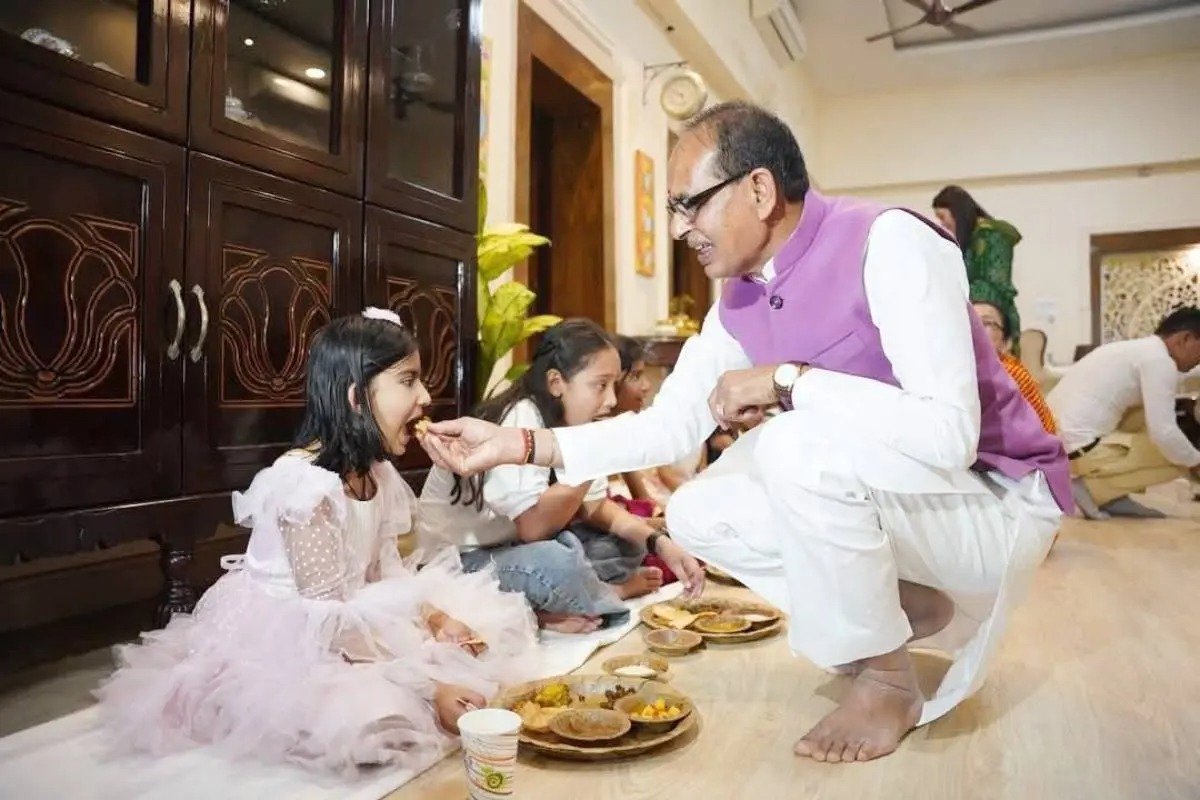 शिवराज सिंह चौहान के घर कन्या भोज, बहू अमानत और रिद्धि ने परोसा खाना, देखें वीडियो