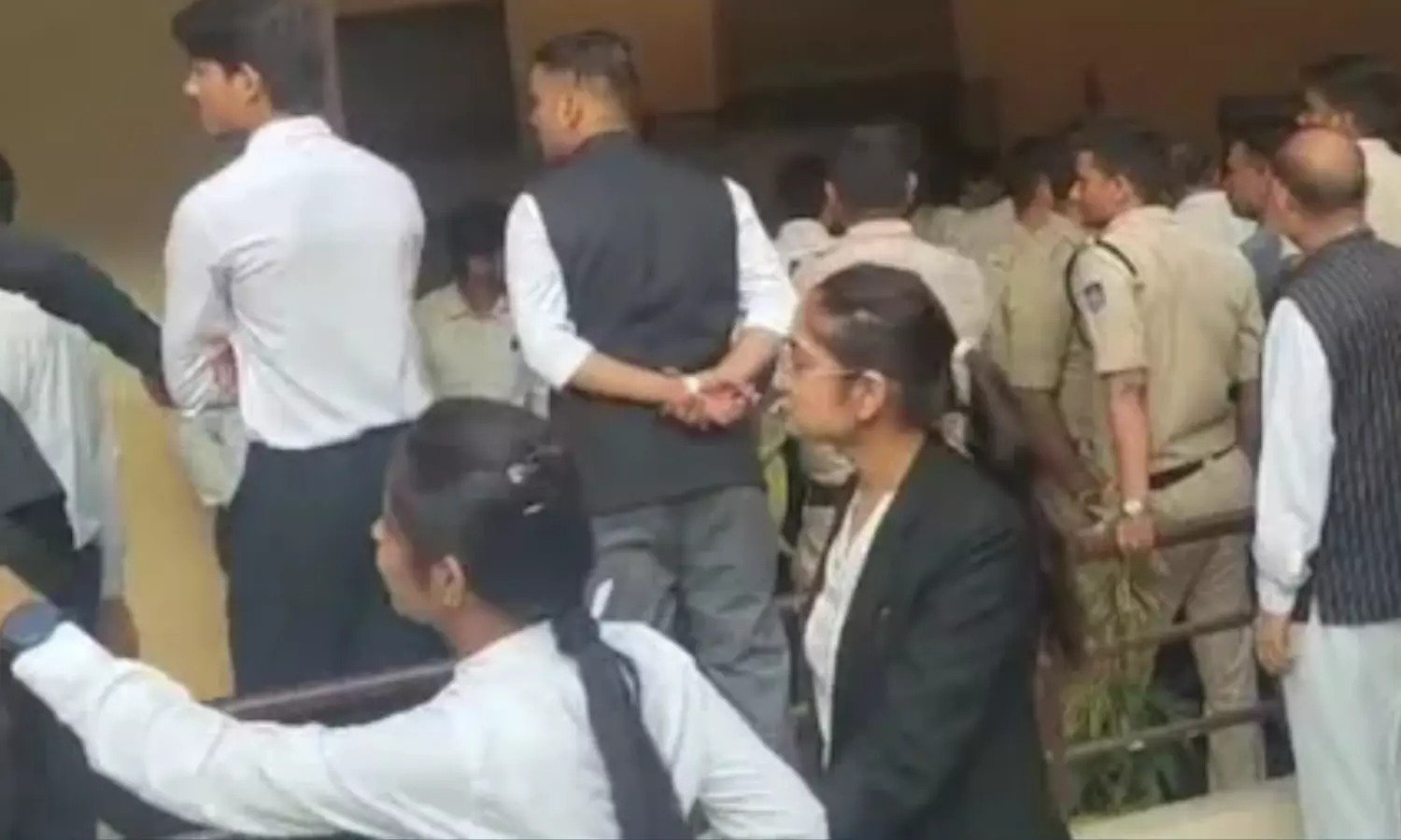लव जिहादियों की वकीलों ने की जमकर पिटाई: न्यायालय ने तीनों आरोपियों को रिमांड पर भेजा